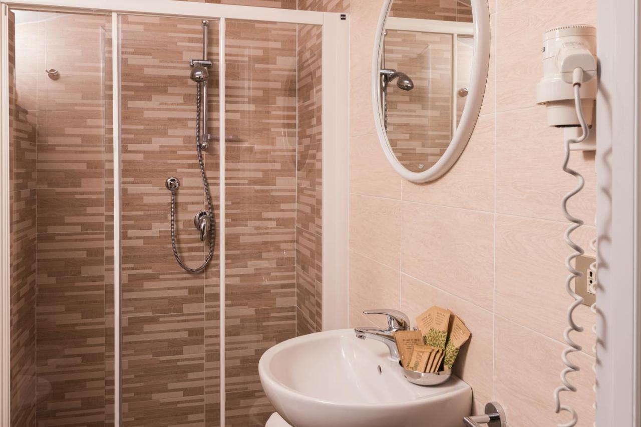 Hotel Lydia تّشيرفييا المظهر الخارجي الصورة
